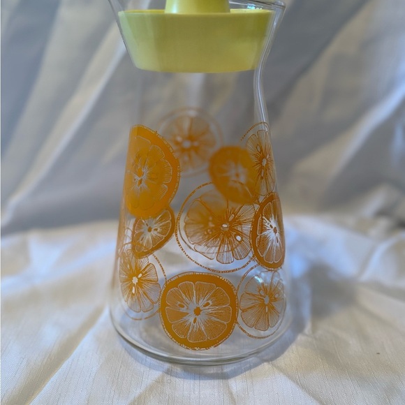 Vintage Pyrex Citrus Print Glass Carafe with Yellow Lid - Picture 3 of 8